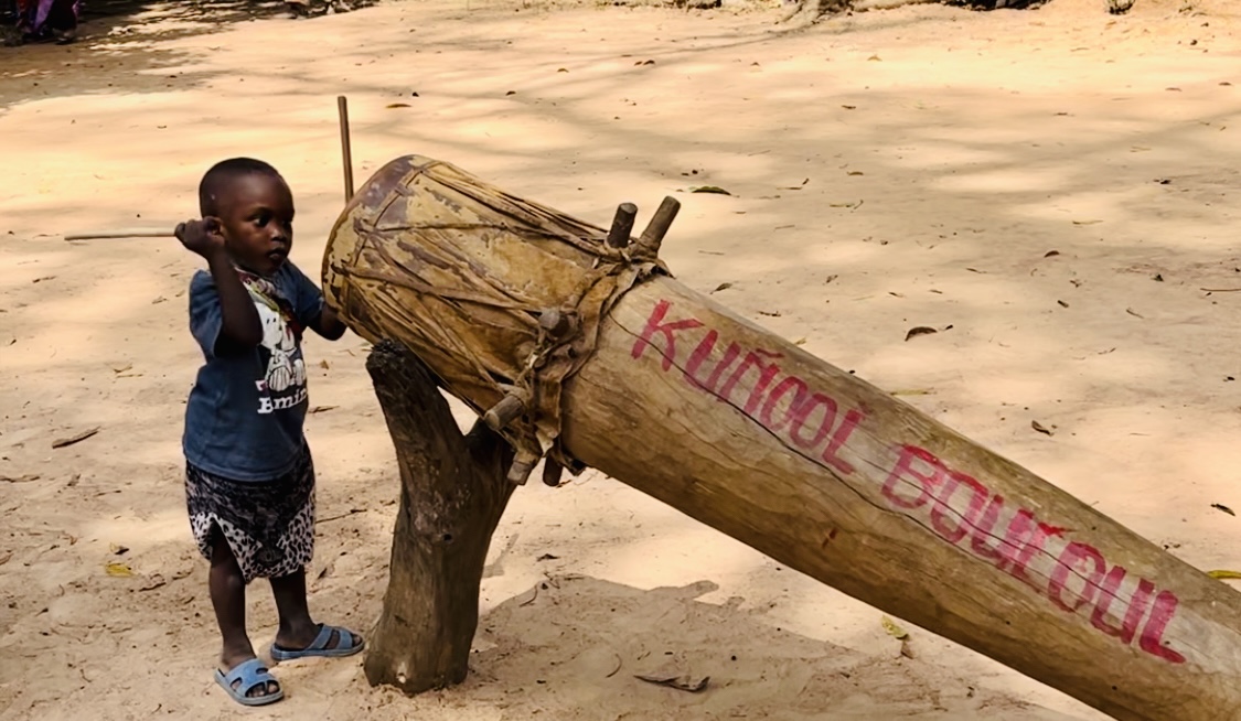 Bild eines kleinen Trommeljungen aus dem Senegal